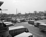 851571 Afbeelding van geparkeerde veetransportwagens op het veemarktterrein bij de Croeselaan te Utrecht, tijdens ...